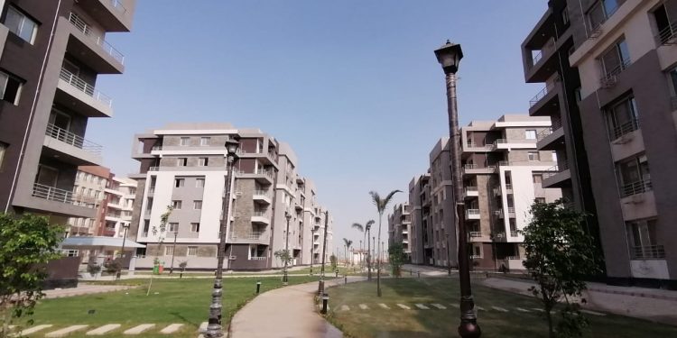 وزير الإسكان: 26 أبريل..تسليم 504 وحدات سكنية للفائزين بها بـ”دار مصر” بالعبور