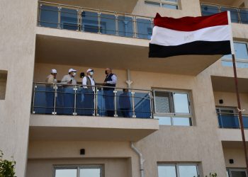وزير الإسكان خلال زيارته للعملين