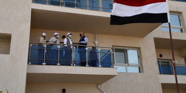 وزير الإسكان خلال زيارته للعملين