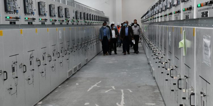 الجزار خلال جولته بمحطة الكهرباء