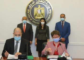 جانب من التوقيع