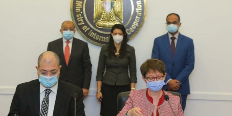 جانب من التوقيع