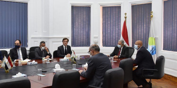 رئيس القابضة للمياه يبحث سبل التعاون لتقليل الفاقد بالشبكات مع سويز الفرنسية