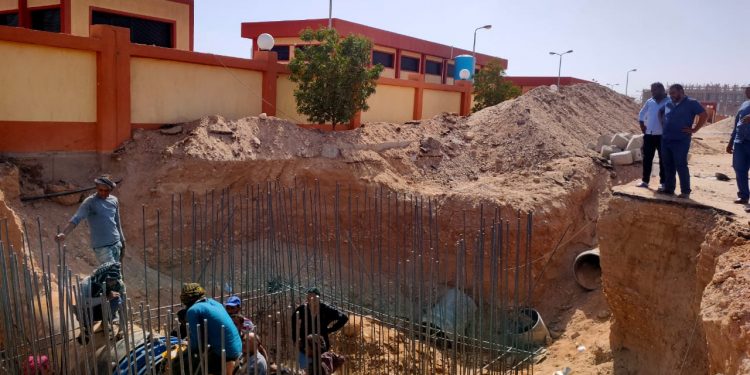 جانب من أعمال تنفيذ خط المياه