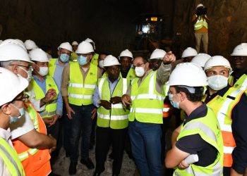 جانب من زيارة الوزراء لسد جوليوس نيريري