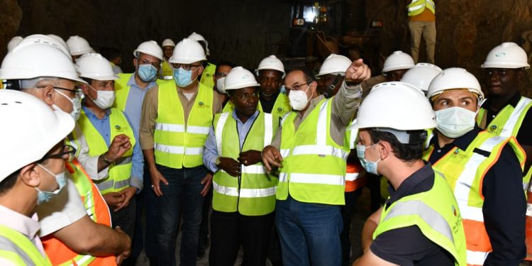 جانب من زيارة الوزراء لسد جوليوس نيريري