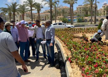 مسئولى الإسكان خلال الزيارة