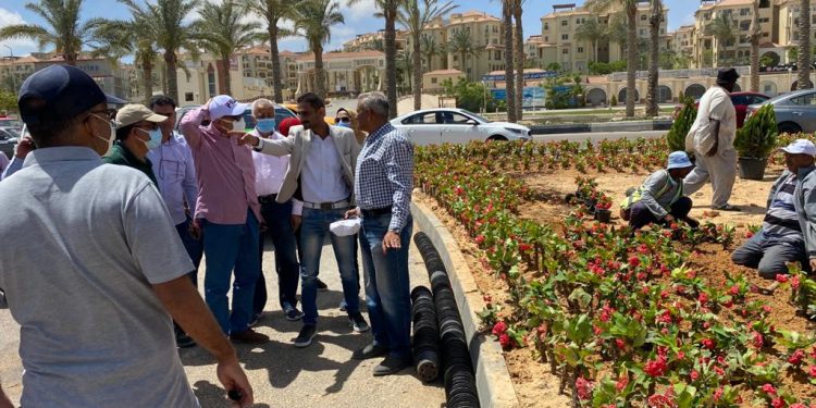 مسئولى الإسكان خلال الزيارة