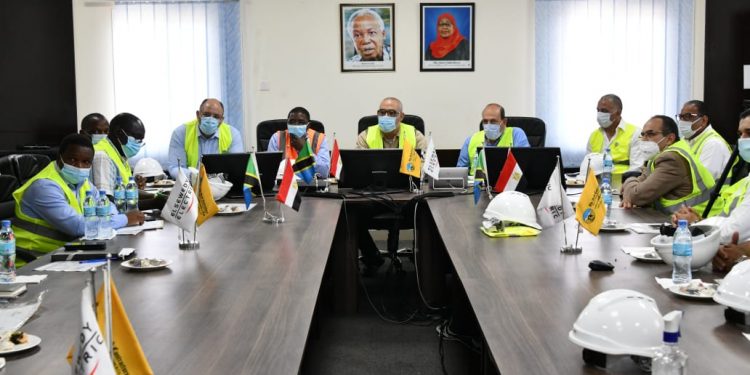 جانب من الاجتماع بين وزير الطاقة التنزاني ووزير الإسكان المصرى