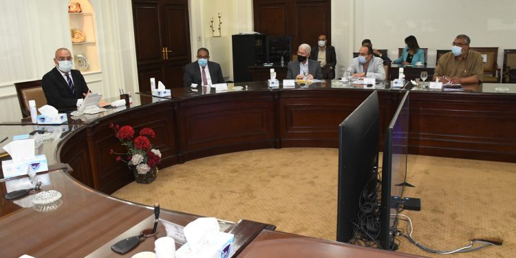 اجتماع وزير الإسكان ومسئولى المقاولون العرب