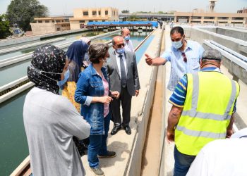 رئيس مياه الشرب بالإسكندرية خلال الجولة
