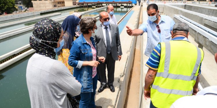 رئيس مياه الشرب بالإسكندرية خلال الجولة