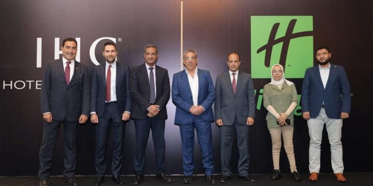 جانب من التوقيع