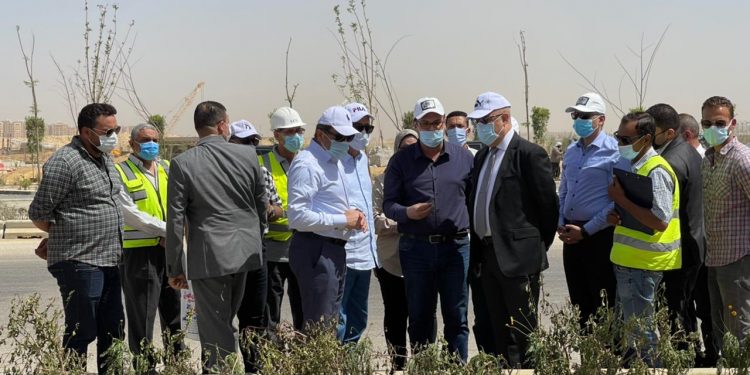 بطول 10كم.. وزير الإسكان يتفقد مشروع الحدائق المركزية ومحور بن زايد الجنوبي بالعاصمة الإدارية