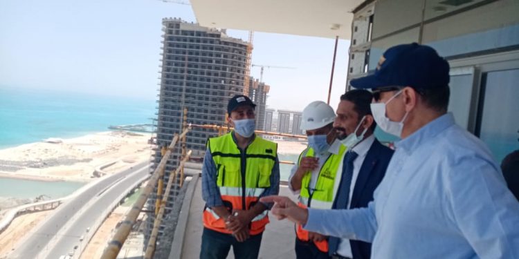 السفير الألمانى فى قمة أحد أبراج العلمين