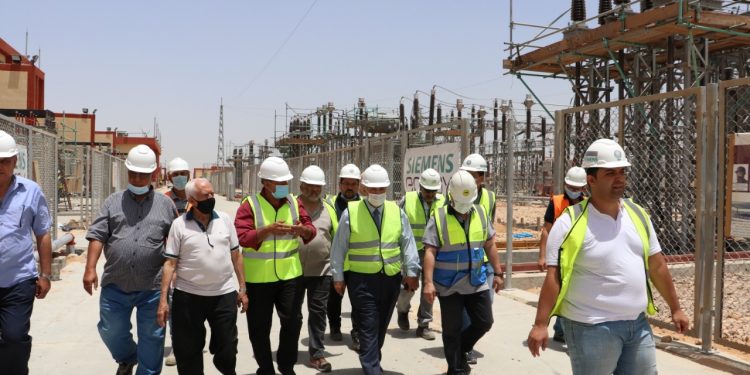 بقدرة 525 ميجا فولت.. مسئولو جهاز السادات يتفقدون محطة محولات كهرباء لتغذية المنطقة الصناعية