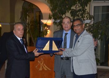 هيئة المجتمعات العمرانية الجديدة تكرم المهندس محمد أنور لبلوغه سن المعاش