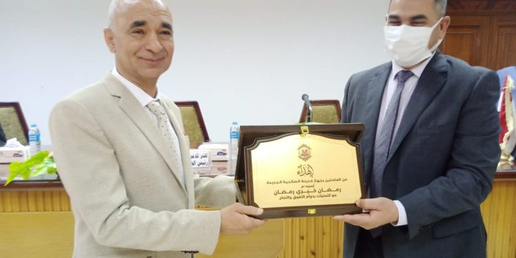 جهاز مدينة الصالحية الجديدة يكرم رئيس الجهاز السابق تقديراً لجهوده خلال فترة توليه المسئولية