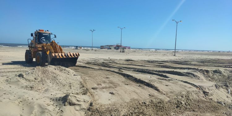 جانب من الاستعدادت وتسوية الشواطئ