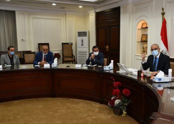 وزير الإسكان يناقش مخططات تطوير مداخل محافظة الجيزة