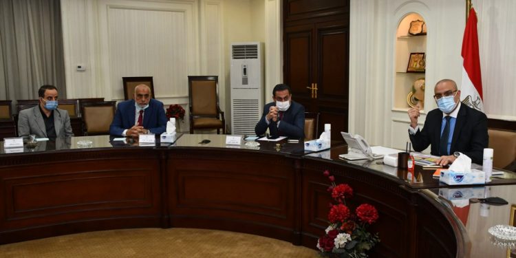 وزير الإسكان يناقش مخططات تطوير مداخل محافظة الجيزة