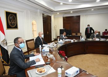 جانب من اجتماع وزير الإسكان بمسئولى التنظيمي للمياه