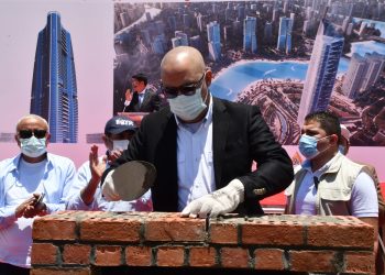 وزير الإسكان يضع حجر الأساس لمشروع أبراج الداون تاون بالعلمين الجديدة