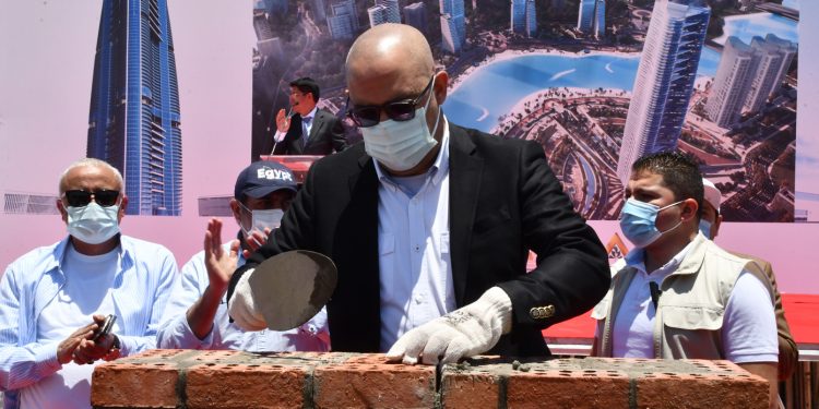 وزير الإسكان يضع حجر الأساس لمشروع أبراج الداون تاون بالعلمين الجديدة