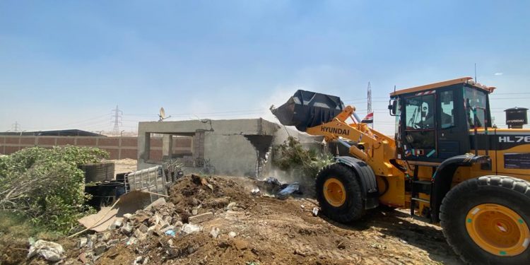 جانب من حملة ازالة التعديات على 9 أفدنة بالقاهرة الجديدة