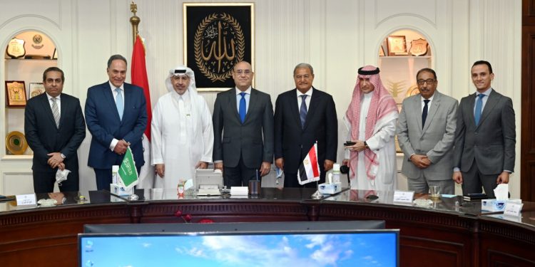 اجتماع وزير الإسكان مع المستثمرين السعوديين