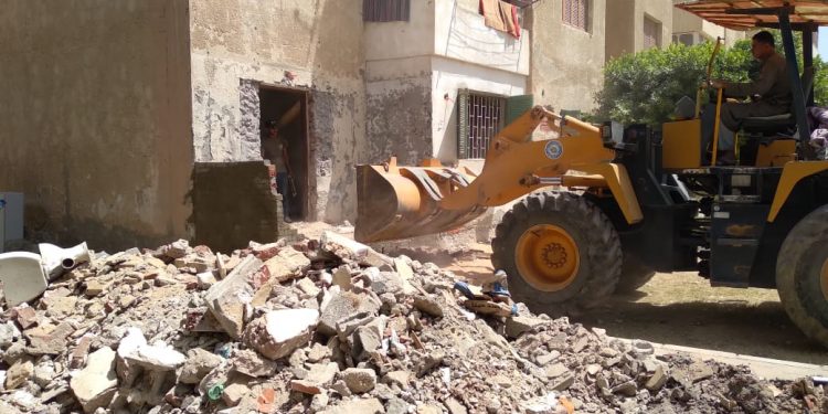 جانب من حملة إزالة المخالفات بالعاشر من رمضان