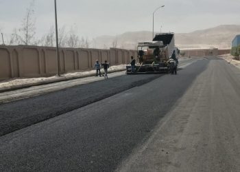 جانب من اعمال الرصف بمنطقة عتاقة الصناعية