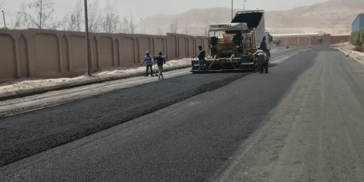 جانب من اعمال الرصف بمنطقة عتاقة الصناعية