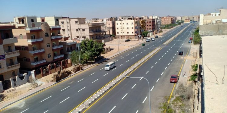 جانب من أعمال تطوير ورفع كفاءة الطريق ببدر
