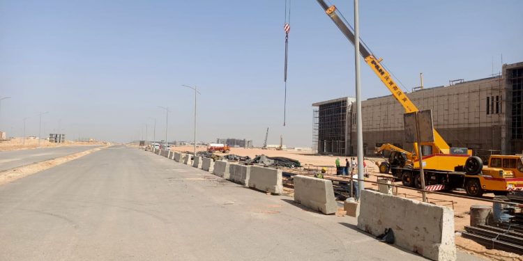 جانب من اعمال تطوير الطرق بمسار القطار الكهربائى ببدر