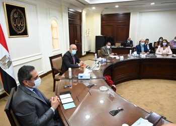 جانب من اجتماع وزير الإسكان بمسئولى الشركة الصينية