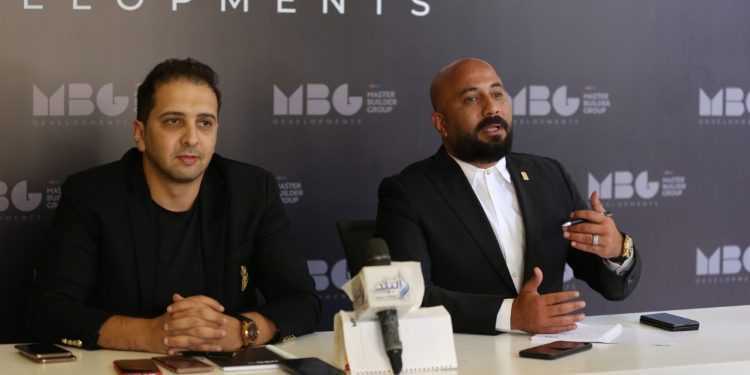 د\عمرو العدل وكريم مأمون خلال المؤتمر