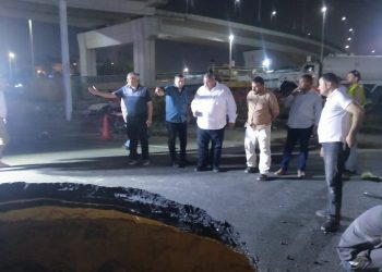 جانب من أعمال الإصلاح لخط الصرف الصحي