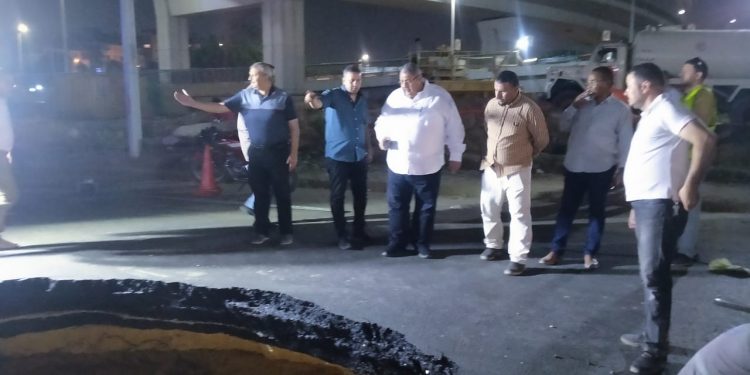 جانب من أعمال الإصلاح لخط الصرف الصحي