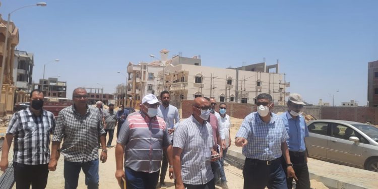 رئيس جهاز ٦ أكتوبر يتفقد سير العمل بالأحياء السكنية ومحاور الطرق بالمدينة