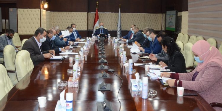 وزير الإسكان يبحث مع ممثلي جهات الدولة المختلفة سبل تعظيم الاستفادة من الأراضي الدولة واستغلالها بالشكل الأمثل