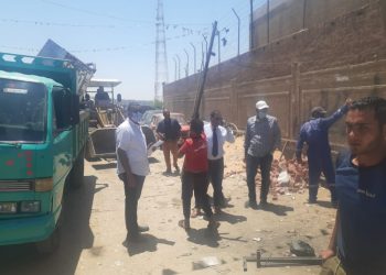 جهاز مدينة الشروق يشن حملة إشغالات بمنطقة الورش.. ويحرر ٢١ محضر مخالفة