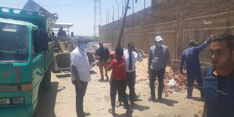 جهاز مدينة الشروق يشن حملة إشغالات بمنطقة الورش.. ويحرر ٢١ محضر مخالفة