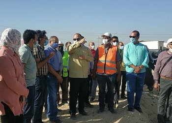 جانب من زيارة المحافظ لمحطة أبوتيج