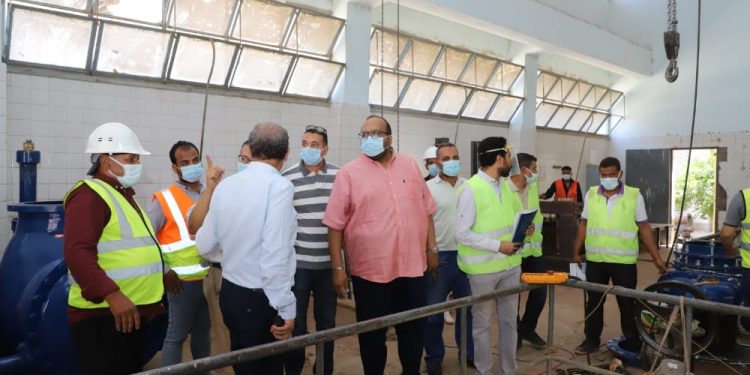 جانب من جولة رئيس مياه أسيوط اليوم