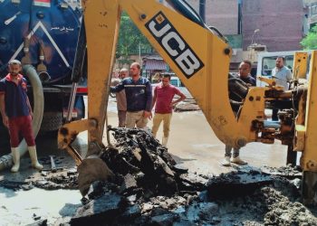 جانب من أعمال إصلاح كسر خط المياه