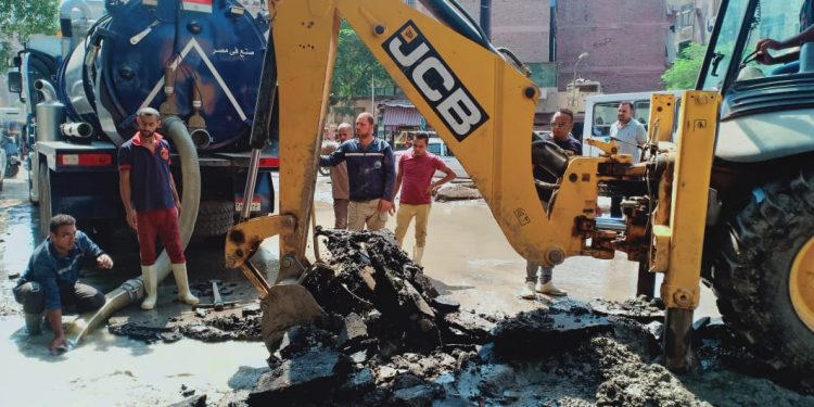 جانب من أعمال إصلاح كسر خط المياه