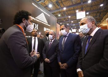 جانب من زيارة نائب وزير الاسكان لجناح ريل مارك