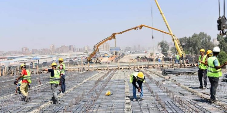 جانب من أعمال كوبرى السلام