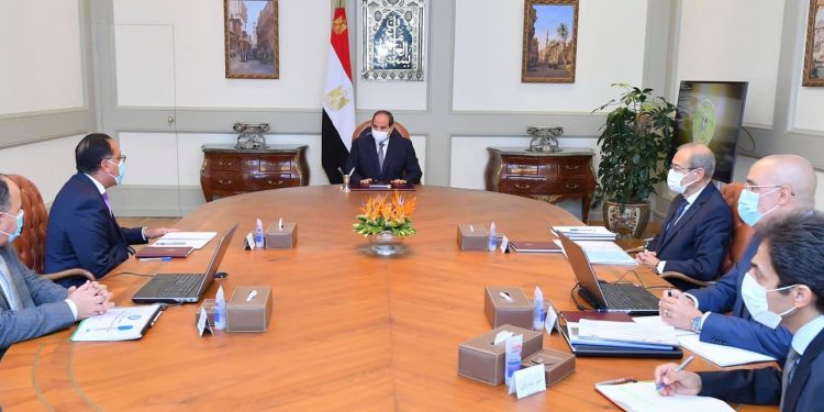 جانب من اجتماع الرئيس لمتابعة تنفيذ سد تنزانيا